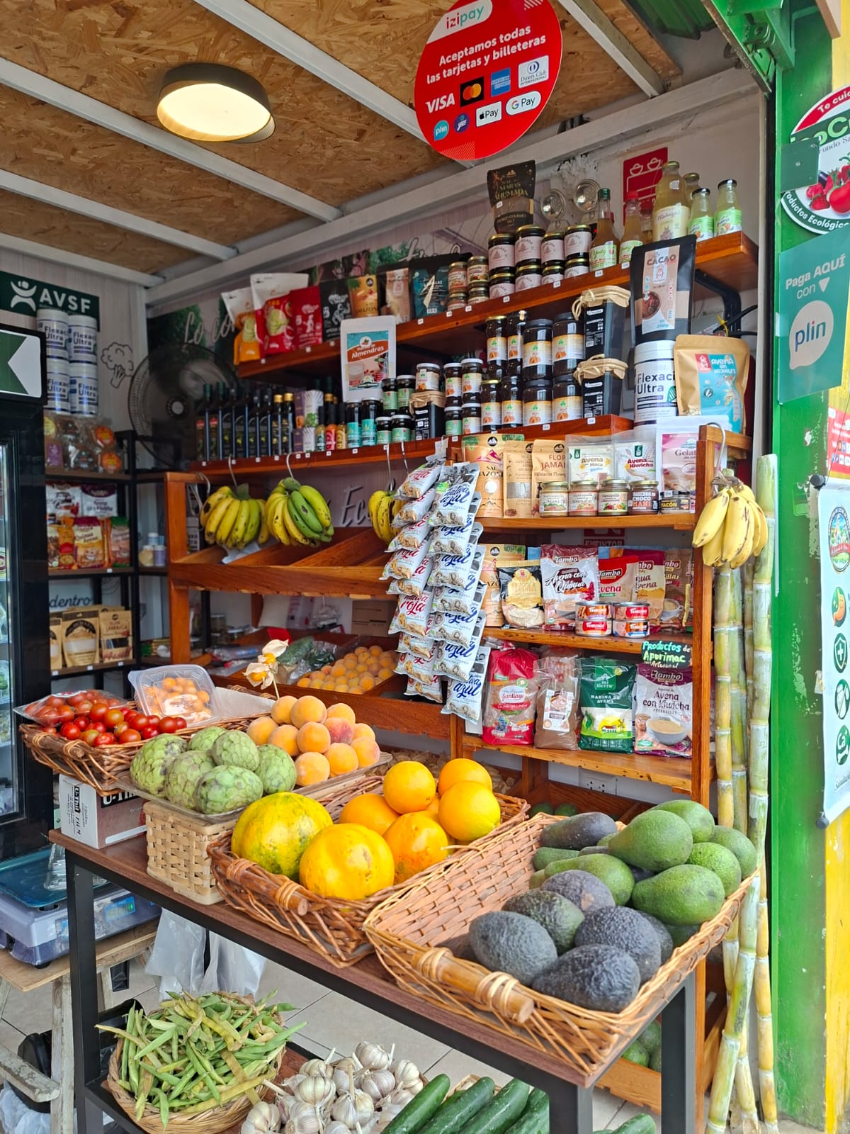 Frutas y productos en la Bio Tienda