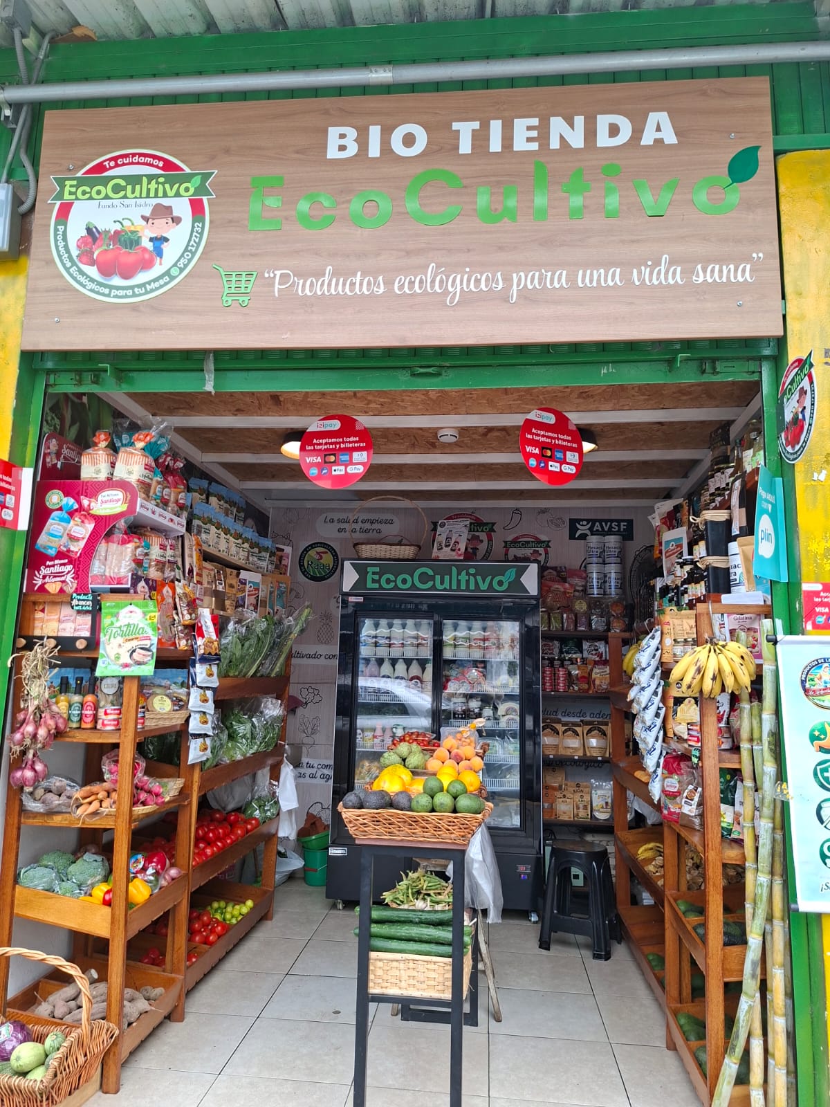 Entrada de la Bio Tienda EcoCultivo, con su letrero y exhibición de productos