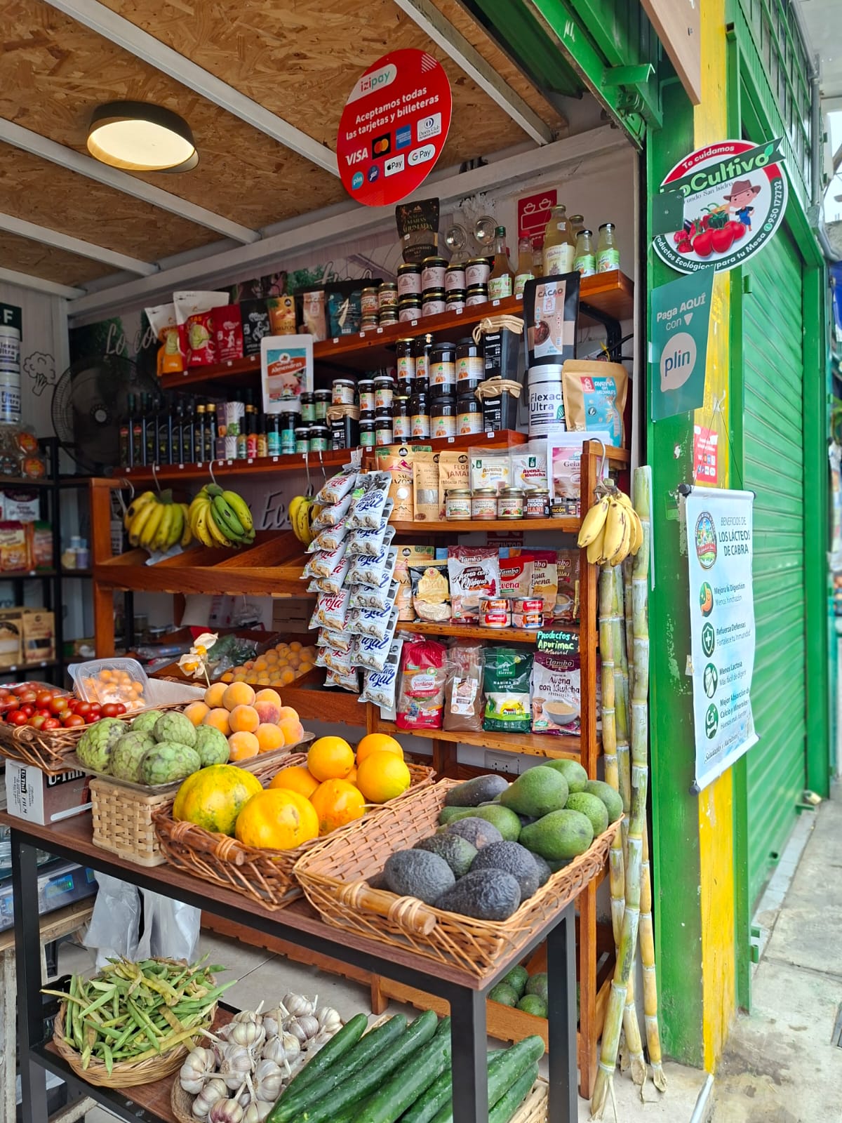 Canastas de frutas junto a la entrada