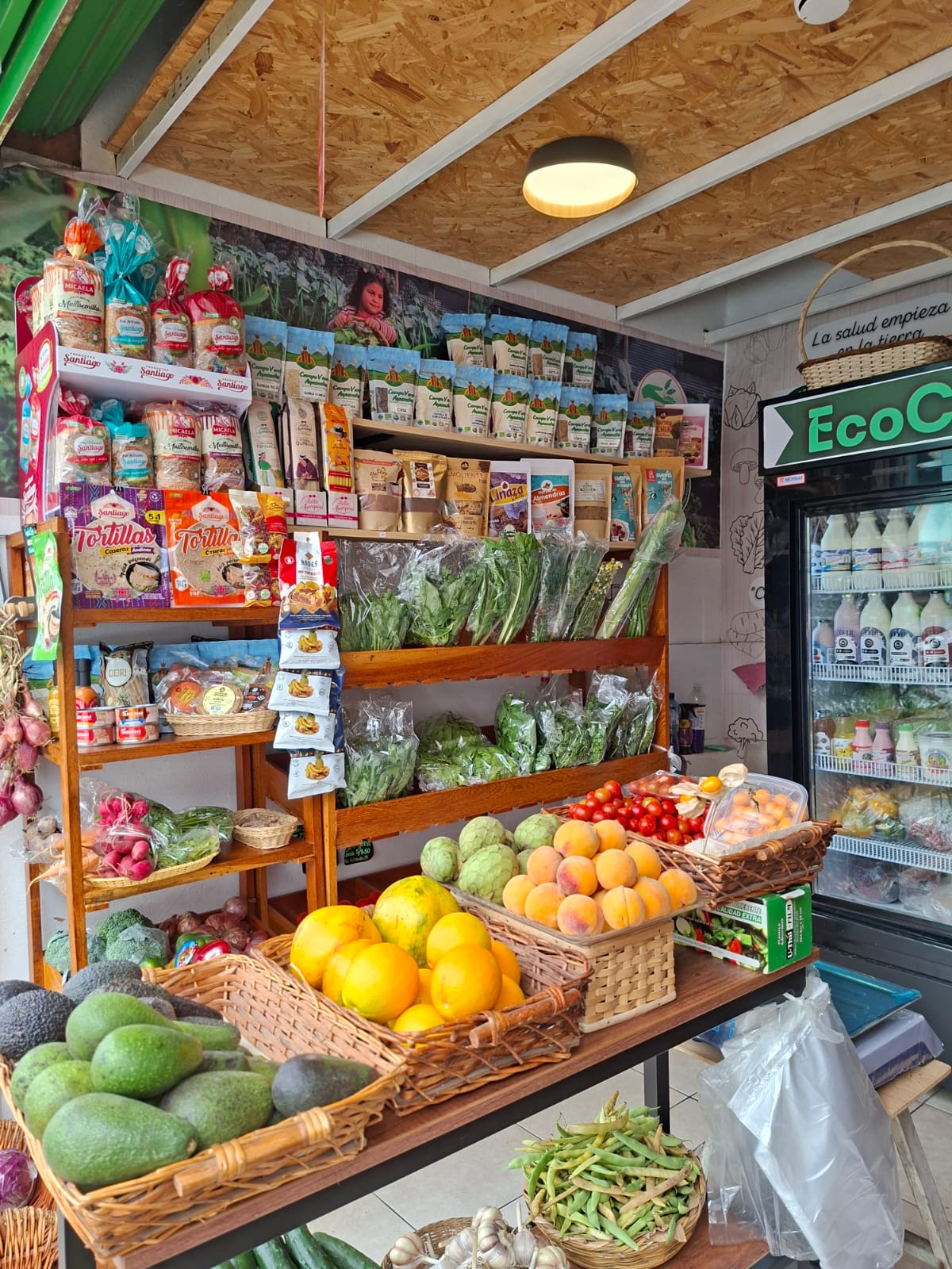 Verduras, frutas y productos en los estantes