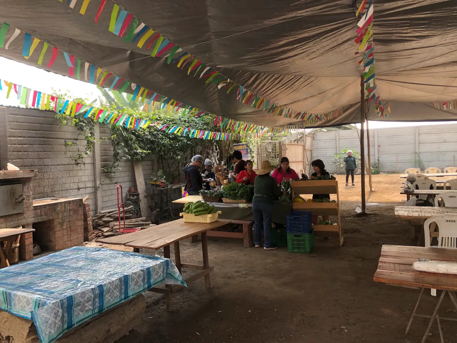 Personas preparando un encuentro en el fundo